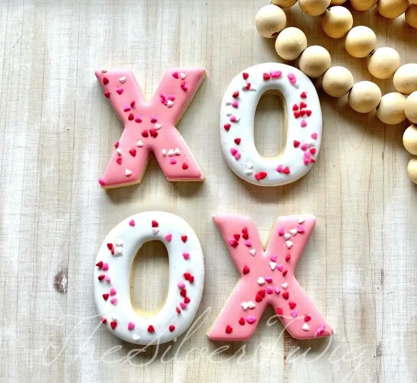 XOXO decorated Valentine cookies